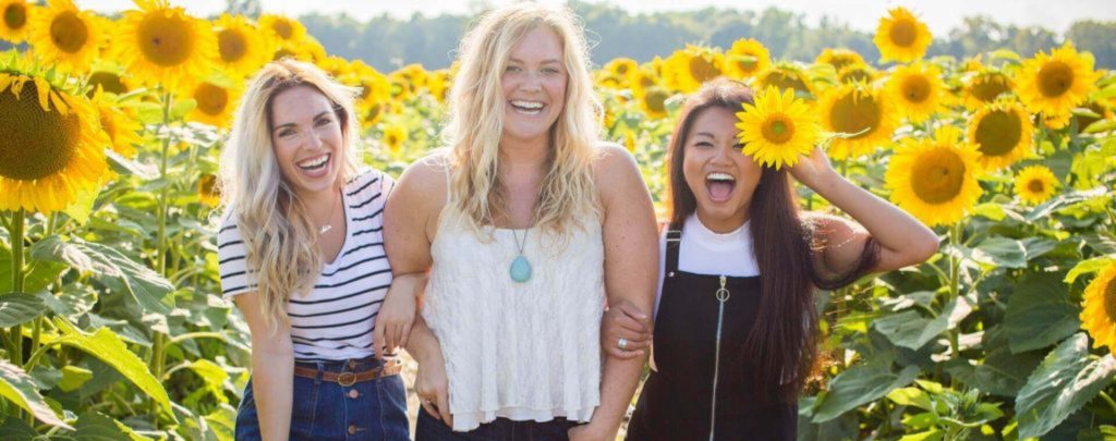 Celebrity Style and Fashion Courtney Cook UrOLqivlYz8 Unsplash203 1024x683 1 1024x405