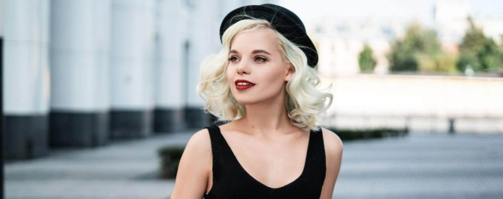 Paying attention to outfits. Masha Sidorova 5GIurP01pN8 Unsplash 1 1024x683 1 1024x405